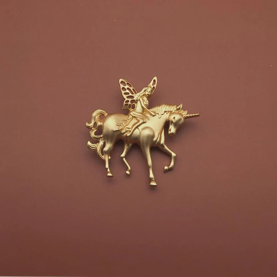 New Creative Women Palace Vintage Gold Color Sun Rabbit Relief Brooches Pins Classic Design Baroque Lady Party Wedding Badges
