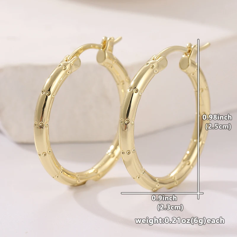 Klassische goldfarbene Creolen für Damen mit Kreismuster-Gravur für Party und Alltag – Detail 1