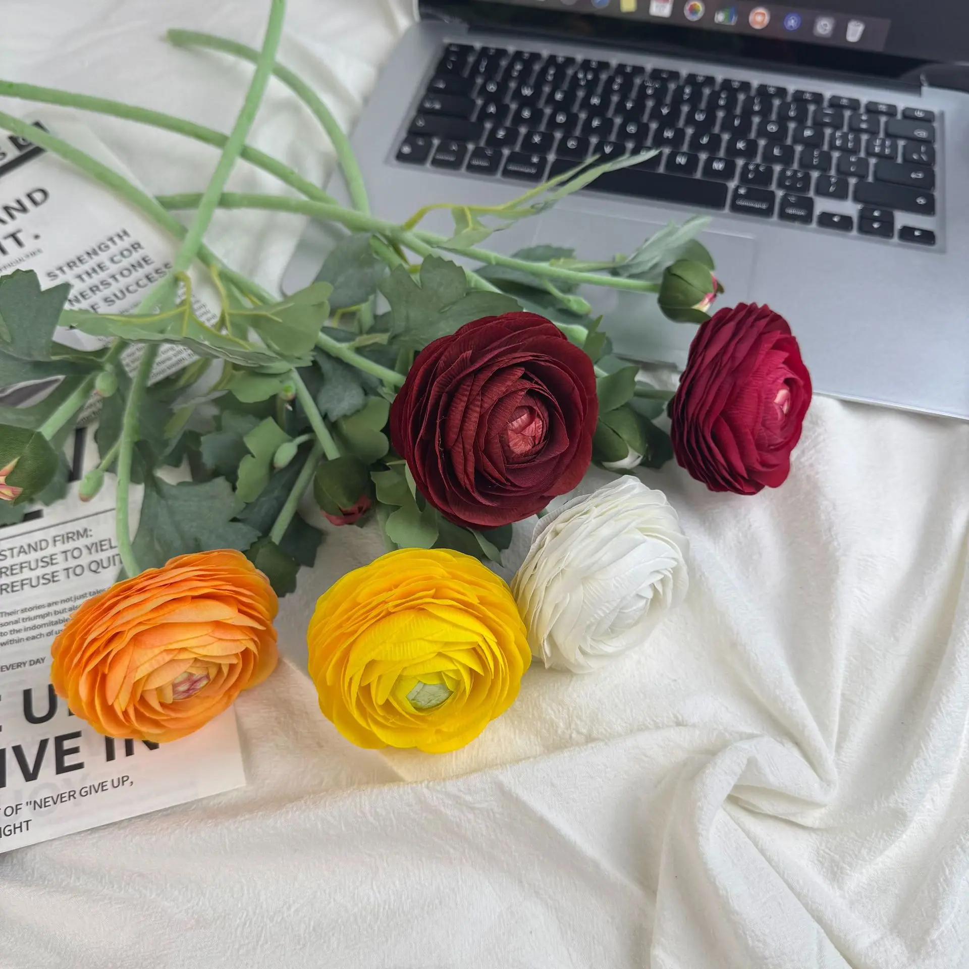 4 Stücke, angenehm anzufassen, feuchtigkeitsspendend, 2-köpfige Butterblumen, Dekoration für den Esstisch zu Hause, echt anfühlende künstliche Lotusblumen für Hochzeiten. – Detail 7