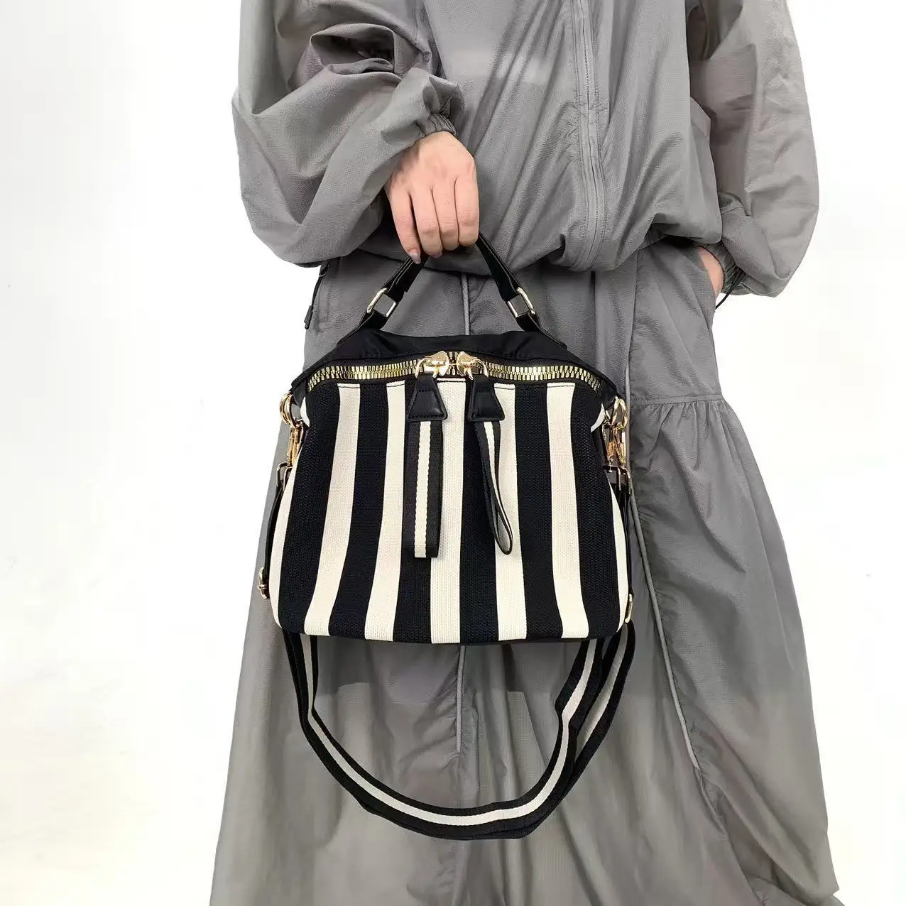 Modische gesteppte Mesh-Schultertasche für Damen mit Streifenmuster, einfache und vielseitige lässige Umhängetasche. – Detail 3