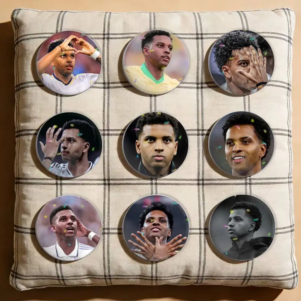 

Football R-Rodrygos Laser Badge Creative Pins Brooch for Bag Clothes Hat Decor Gifts Fans Collect