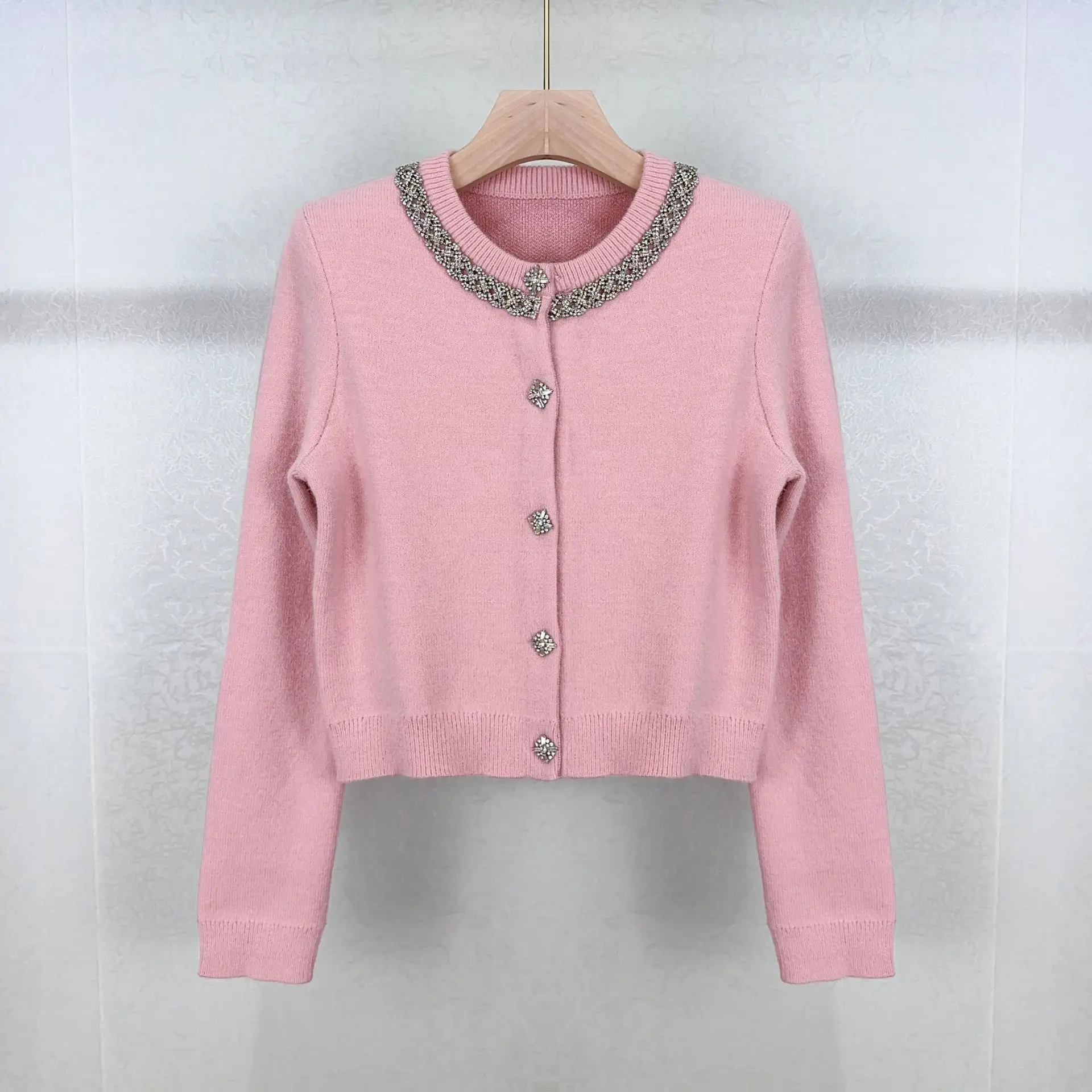 Autunno 2024 Set lavorato a maglia rosa da donna con decorazione a diamante o-collo Cardigan monopetto a maniche lunghe o gonna Midi elastica in vita