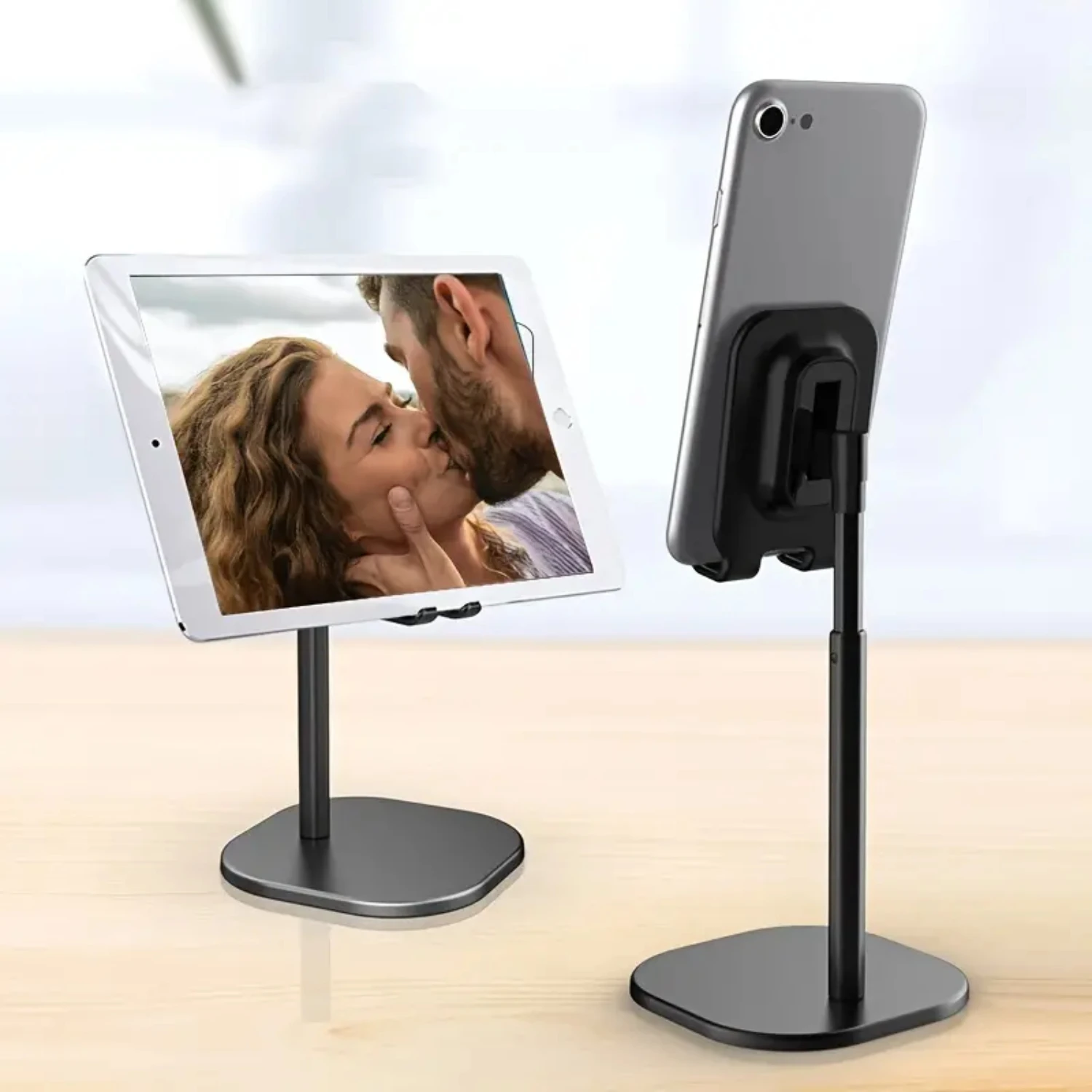 Melhore seu espaço de trabalho com este elegante suporte ajustável para celular com um design grosso e adequado para uma capa. Acesso de mesa perfeito