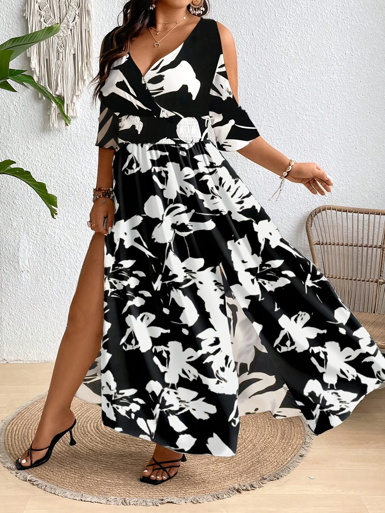 

Women's Plus Size Black & White Abstract Floral Print Cold Shoulder Split Maxi Dress Casual Boho Dress