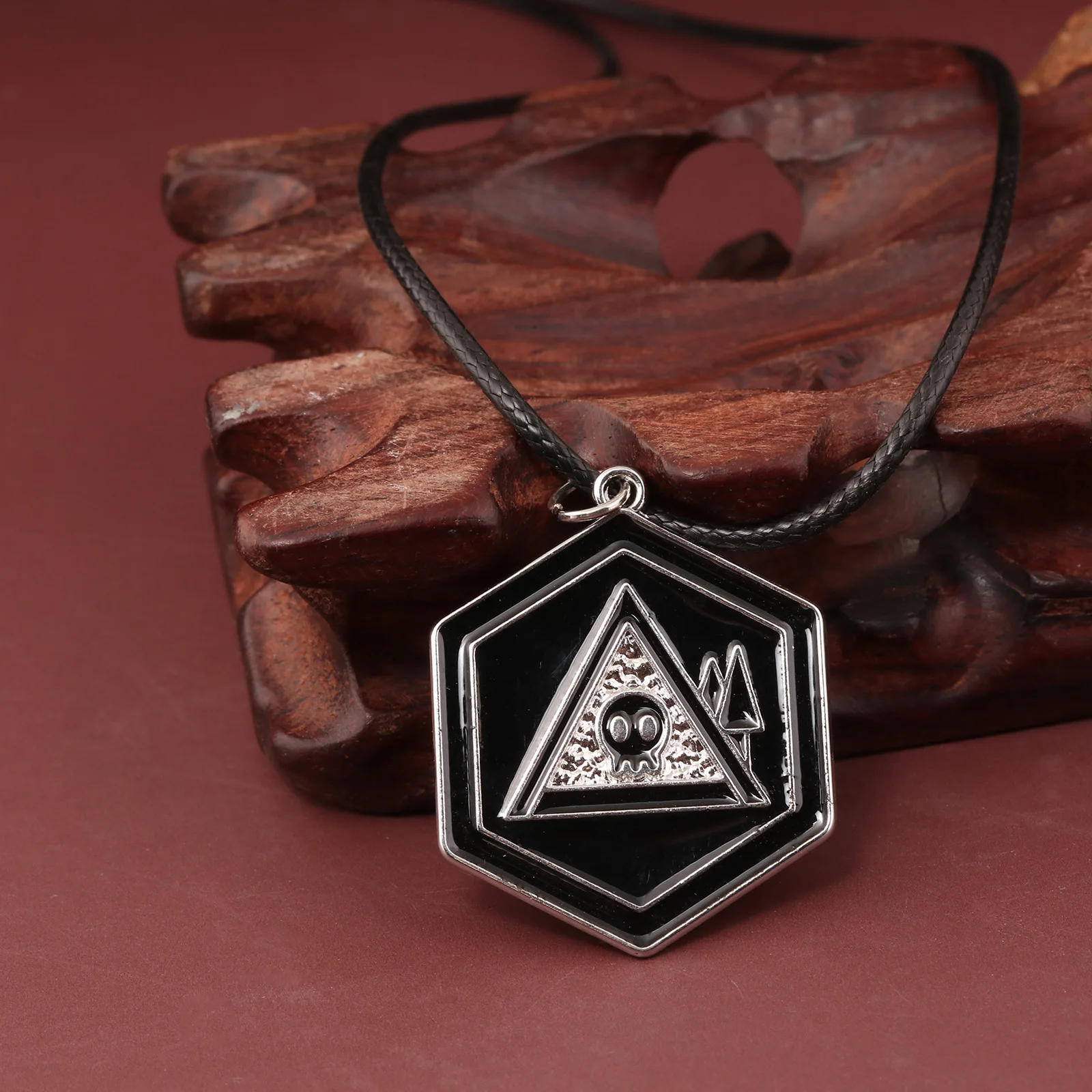 أنيمي القتل الطائرات بدون طيار تأثيري قلادة القوطية هيكل جمجمة قلادة سوداء الرقبة الترقوة سلسلة الأزواج هالوين الملحقات