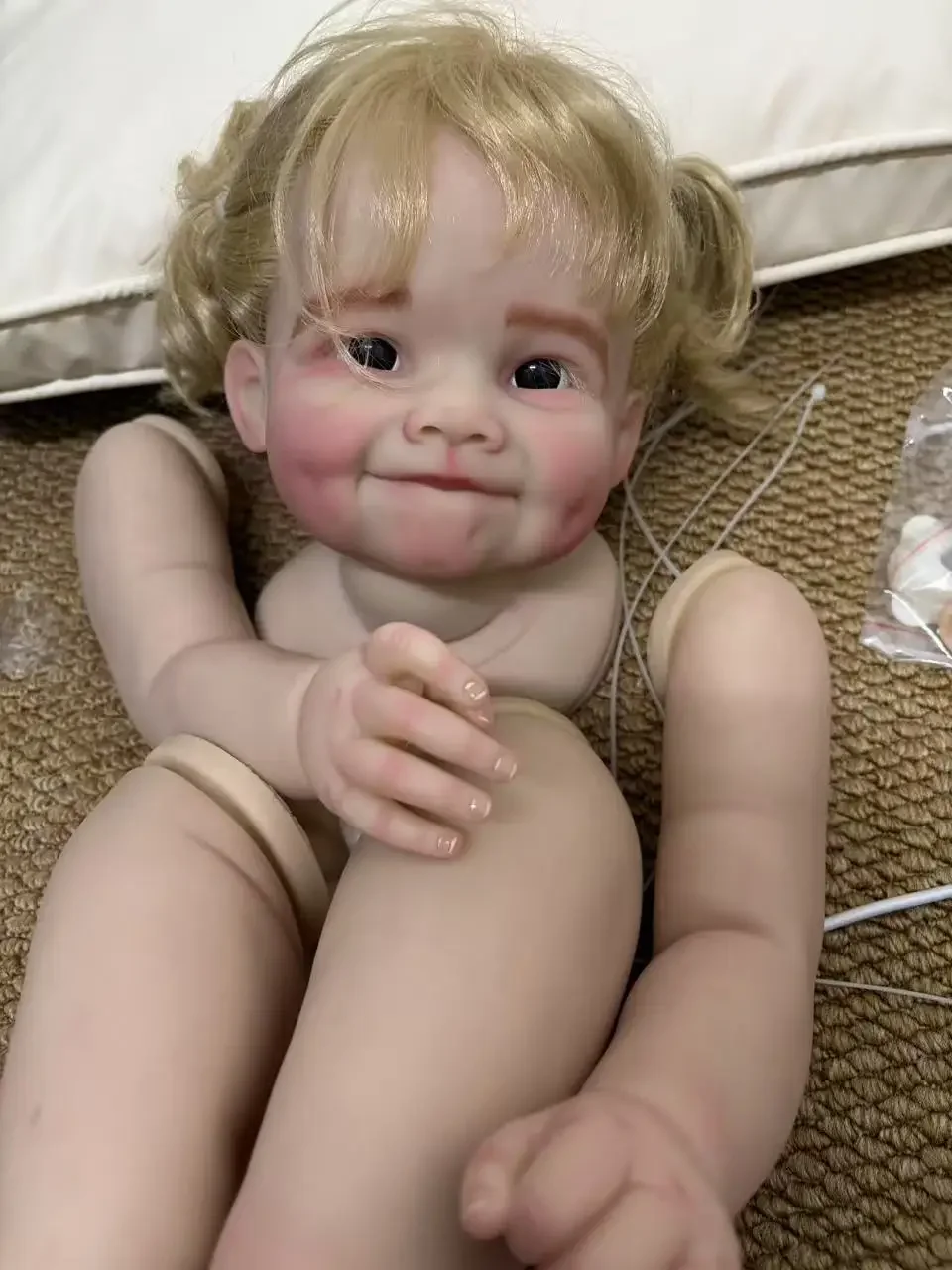 DLS مخصص محدود العرض 28 بوصة تولد من جديد الطفل رايا مع دمية مرسومة بالشعر الجذر اليدوي مع موصلات