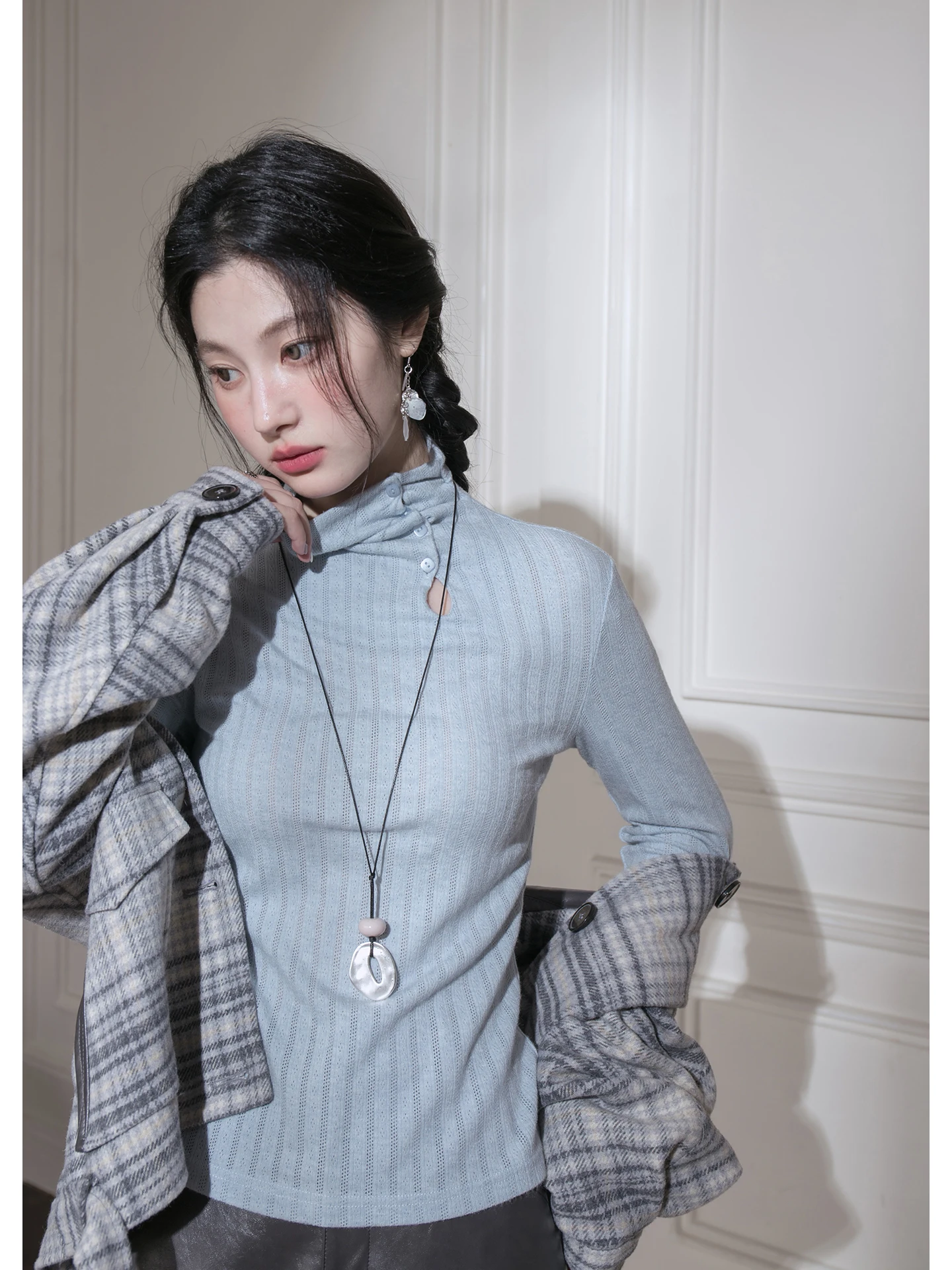 

COTRE High Collar Knitted Sweater Detachable Metal Bule Decoration Layered Design Lightweight Long Sve Color T-irt
