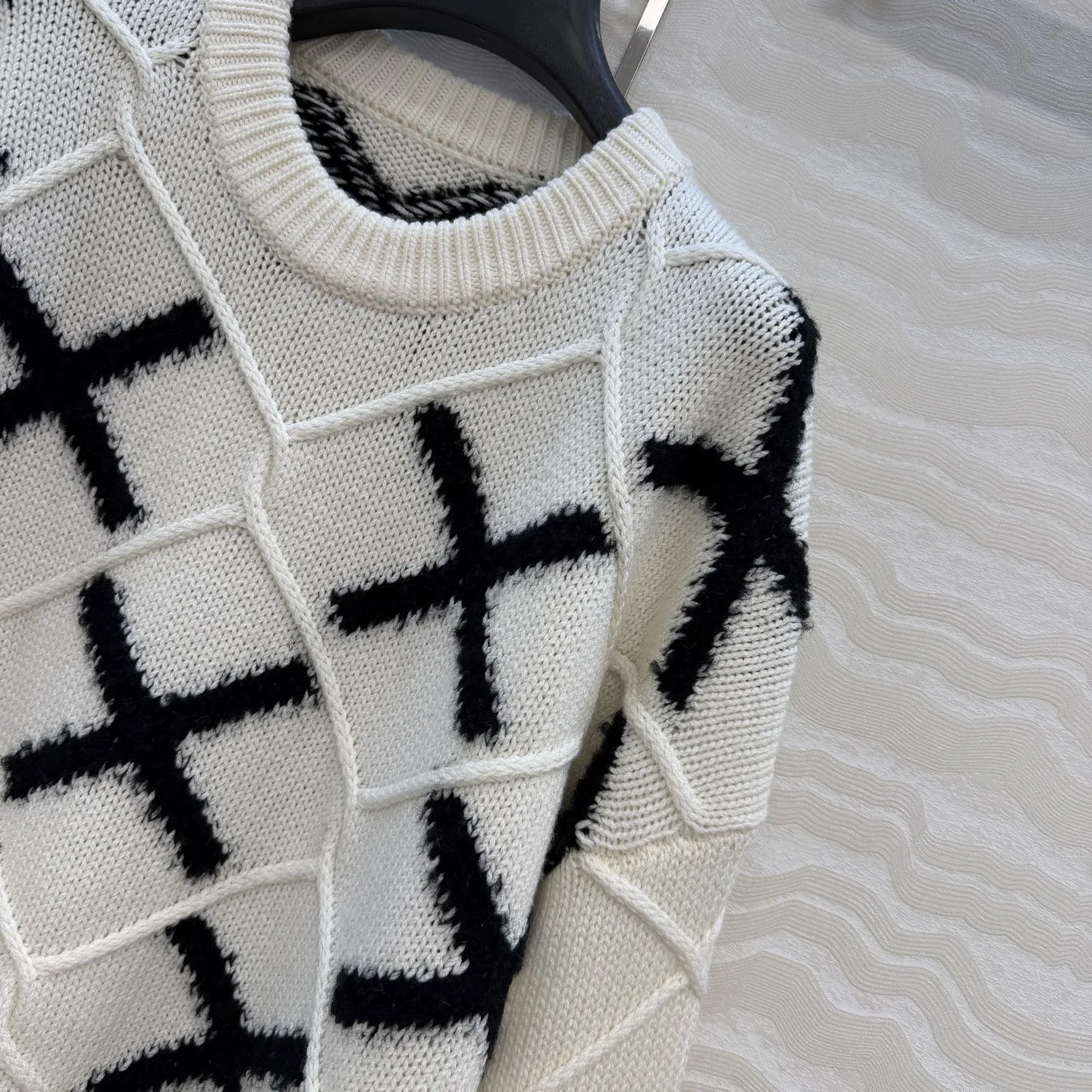 เสื้อสเวตเตอร์ไหมพรมถักสำหรับผู้หญิง สไตล์ลำลอง ลายปักเพชร สีขาวดำ สำหรับฤดูใบไม้ร่วงและฤดูหนาว ให้ความรู้สึกสบาย