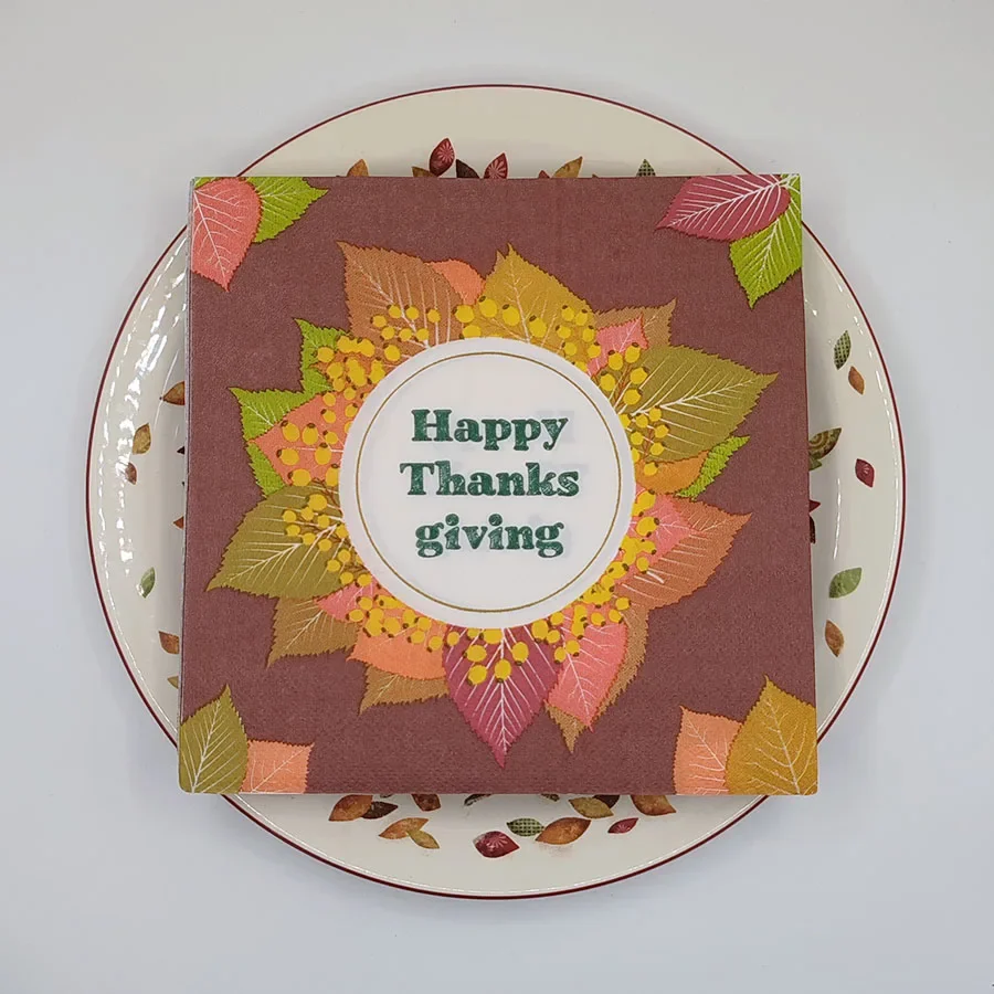 مناديل مطبوعة لعيد الشكر - تصميم شكرًا سعيدًا مع أوراق القيقب الخريفية والتوت لمستلزمات ديكور طاولة العطلات