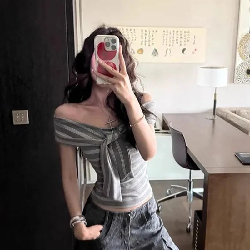 بلوزة كورية مثيرة مكشوفة الأكتاف مخططة صيفية كلاسيكية رفيعة وربطة عنق رمادية أمامية بلوزة هاراجوكو Y2K ملابس الشارع الشهير جرافيك تي شيرت