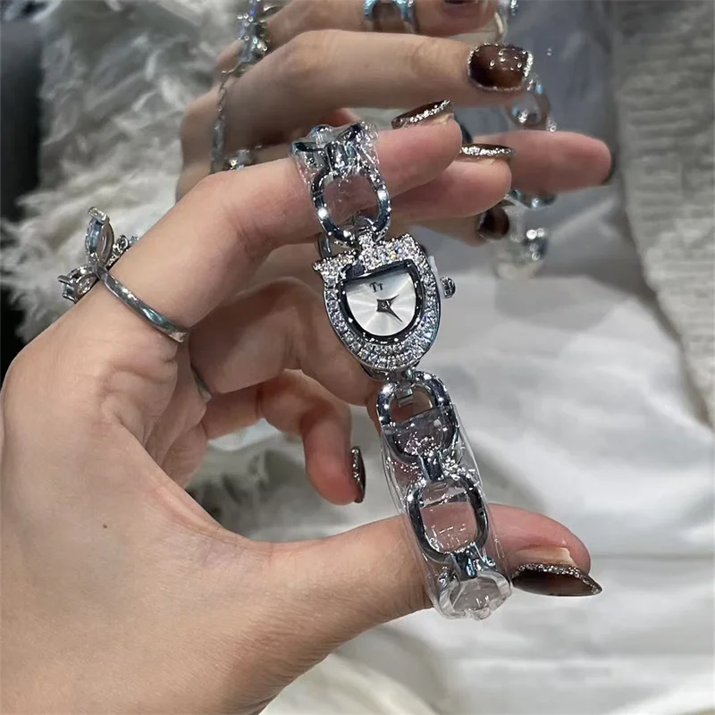 

Artistic bracelet watch for women, high-value and elegant, small and exquisite, 2025 new style bracelet watch, a gift for women.