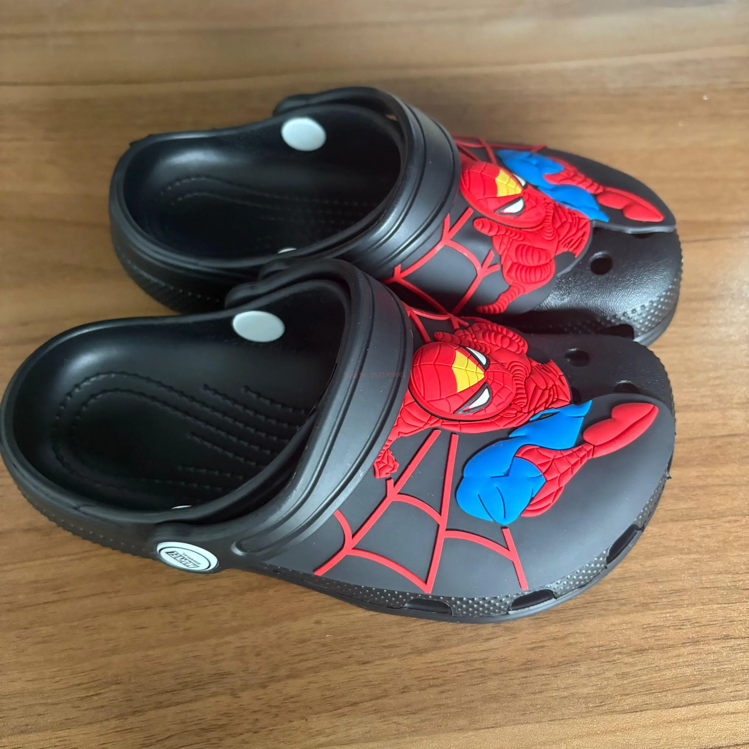 รองเท้าแตะสไปเดอร์แมนลายเจาะรู ภาพยนตร์บีสท์คิงดอม ดีไซน์สร้างสรรค์ ลายการ์ตูนน่ารัก สวมใส่สบายในฤดูร้อน กันลื่น น้ำหนักเบา เหมาะเป็นของขวัญ