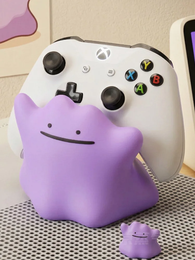 Neuer Anime Ditto Universal-Spielcontroller-Ständer Desktop-Displayhalter Kompatibel mit Xbox PS5 Switch Gaming-Dekofigur Geschenk