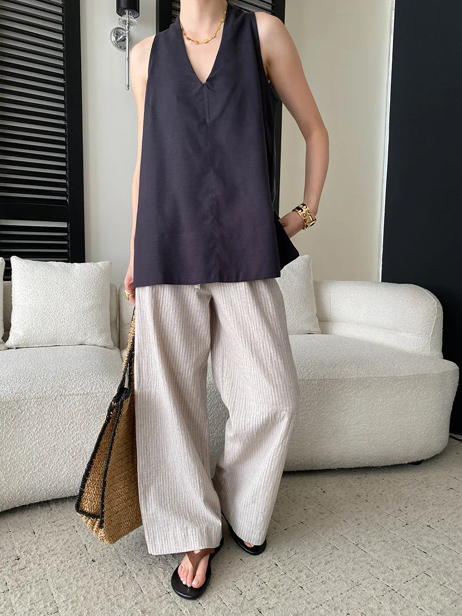 Sommerliche Damen-Weste in unifarbenem Design mit V-Ausschnitt und lockerem Schnitt ohne Ärmel. – Detail 30