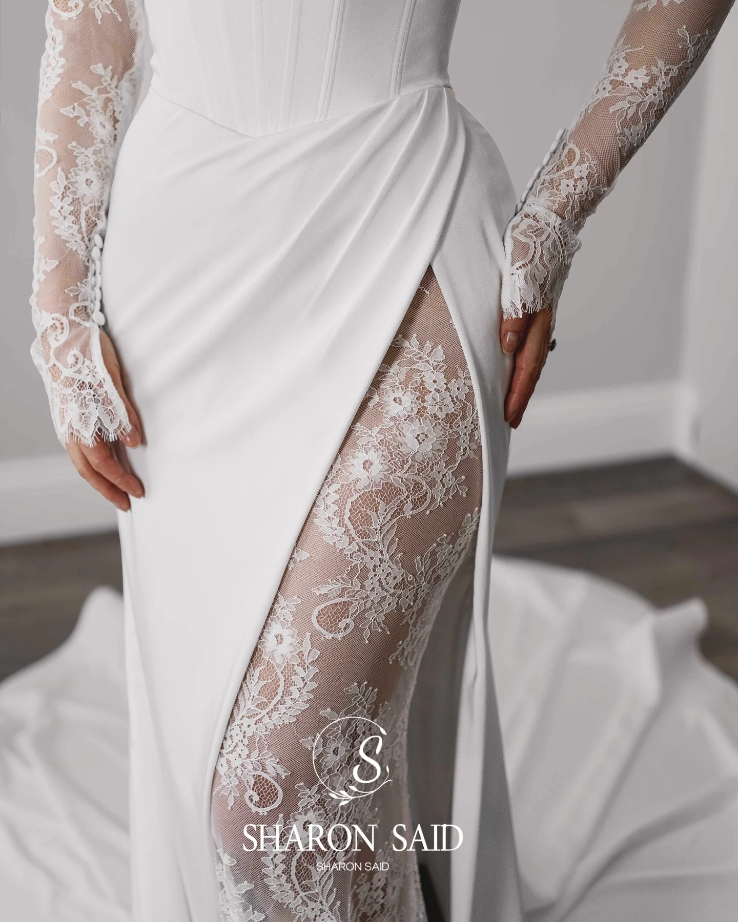 Sharon Said 2025 Elegante Satijn Zeemeermin Witte Trouwjurk Sexy Hoge Split Sweetheart Lange Mouwen Bruidsjurken SW 069 Aangepaste