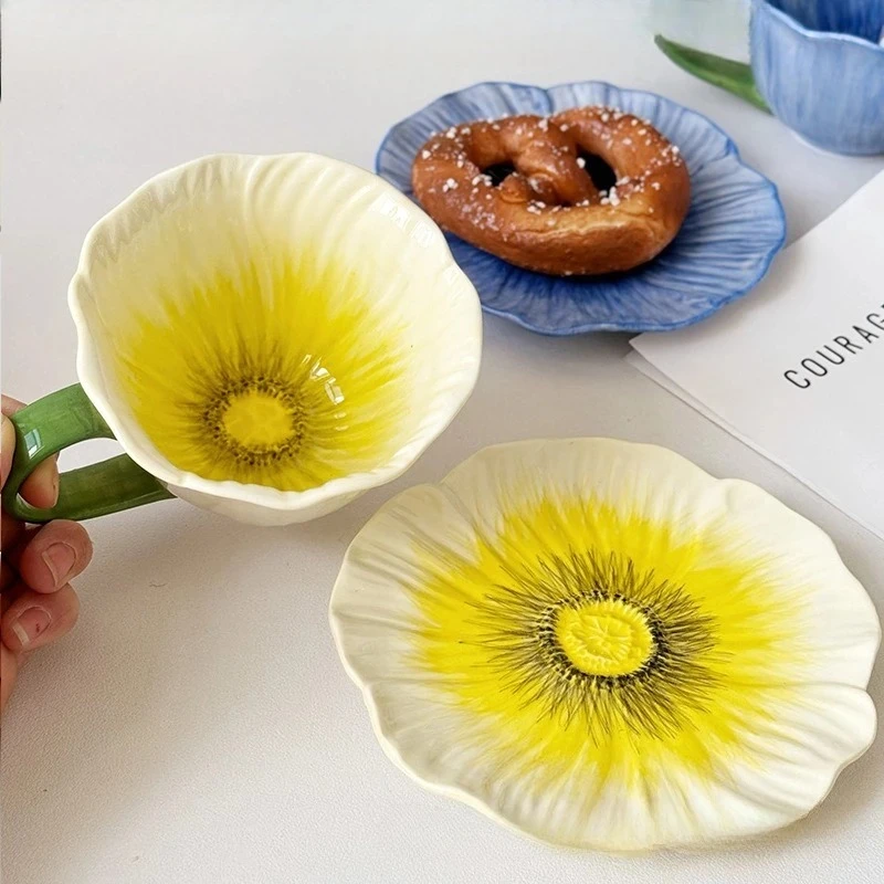 Kreative handbemalte Unterglasur-Blumen-Keramik-Kaffeetasse und Teller, französischer Retro-Blütenblatt-Nachmittagstee mit Tasse und Teller, Geschenke