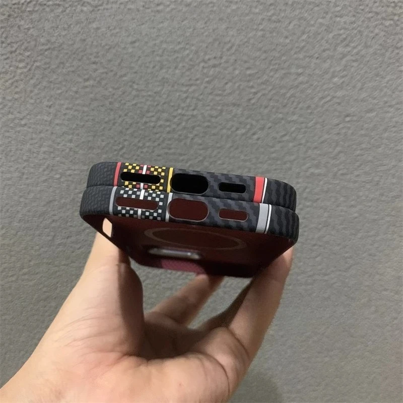 Casing Pelindung iPhone 15 16 17 Pro Max dengan Desain Garis Kontras Warna Carbon Relief, Dilengkapi MagSafe, Pelindung Lensa Kamera, dan Bahan PC