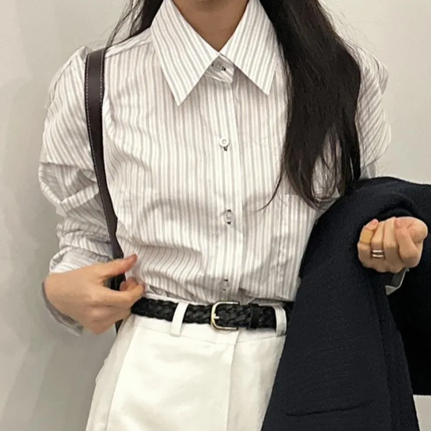 Elegancka, vintage'owa, długa bluzka w paski, damska, modna, codzienna, z mieszanki bawełny, do pracy biurowej, na wiosnę i jesień.