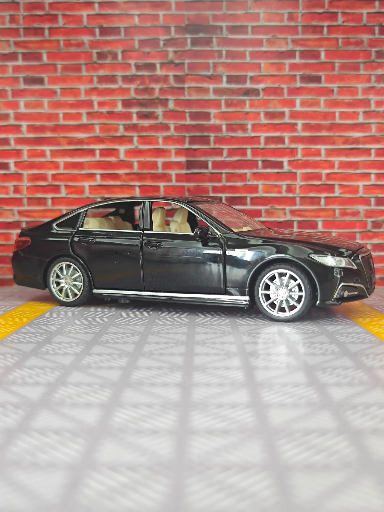 Simulación 1:32 del modelo de coche de aleación Toyota Crown de 15a generación con piezas decorativas, puertas y capó del motor, maletero que el coche