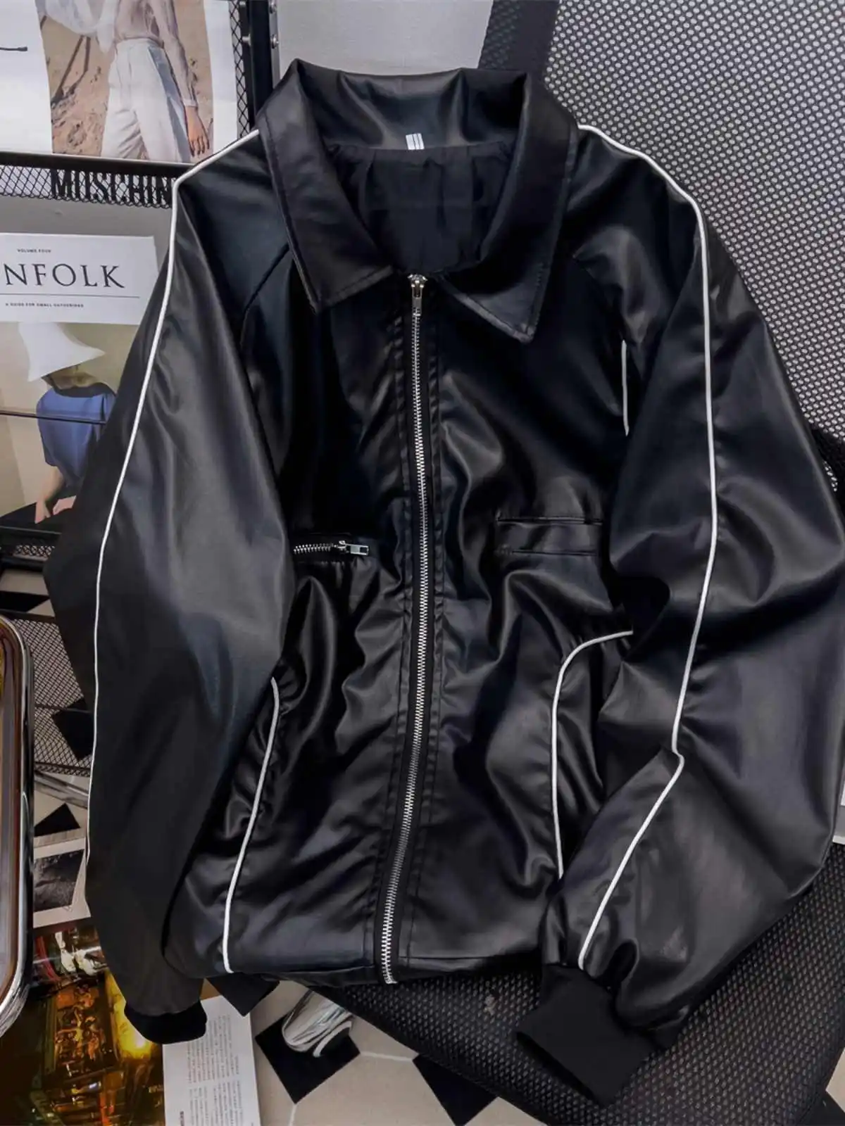 سترة نسائية من الجلد باللون الأبيض الفاتح معطف عتيق للدراجات النارية من البولي يوريثان سترة موستانج كبيرة الحجم ملابس خارجية 2000s ملابس خريف وشتاء