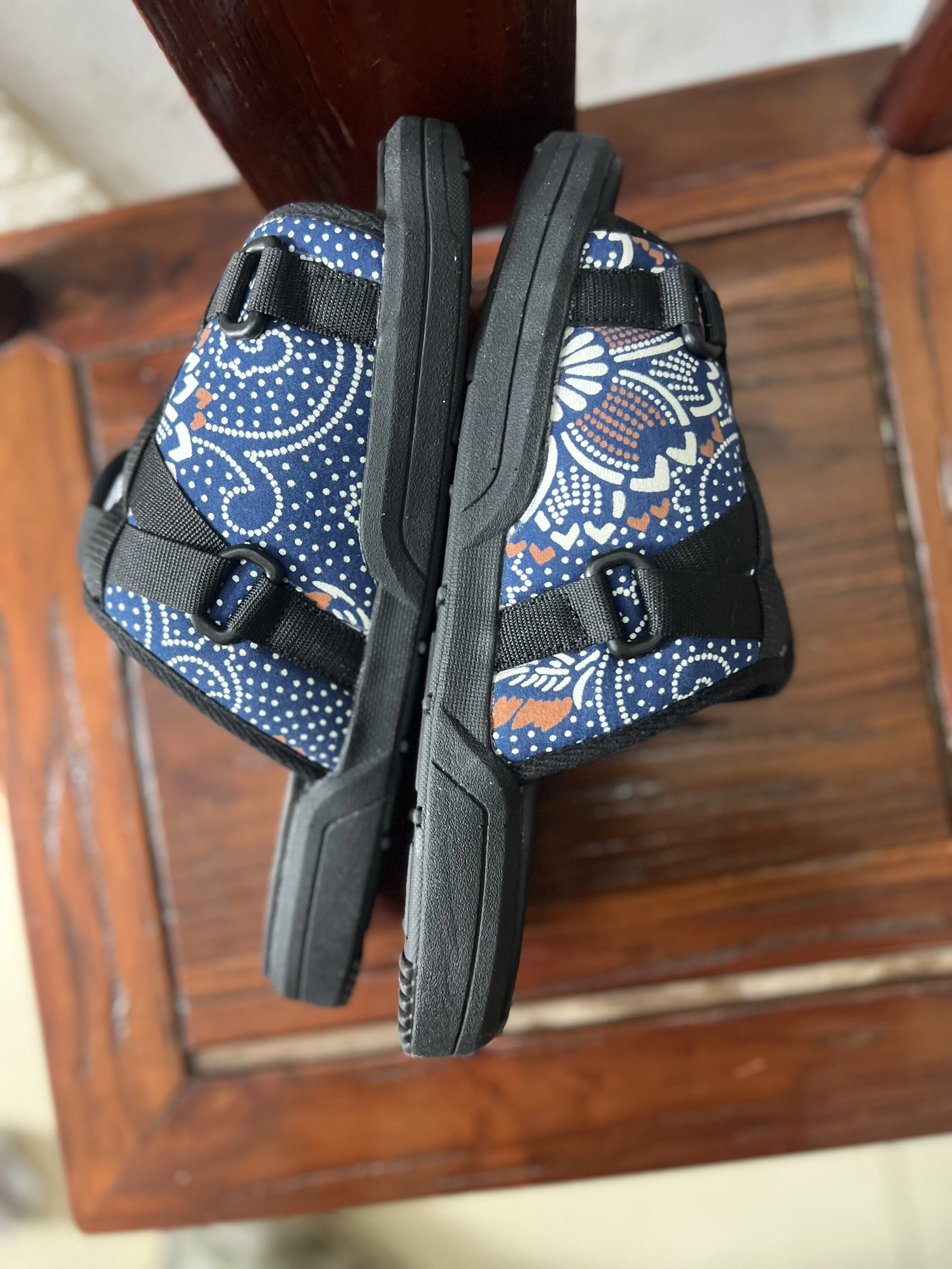 شباشب رجالية رياضية من الجلد مصبوغة باللون الأزرق من فيزفيم كريستو