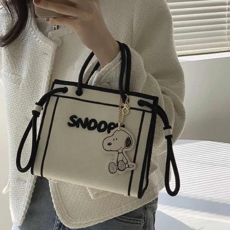 Snoopy Animation Peripherie tragbare kleine quadratische Tasche große Kapazität Umhängetasche Student vielseitig und gut aussehend