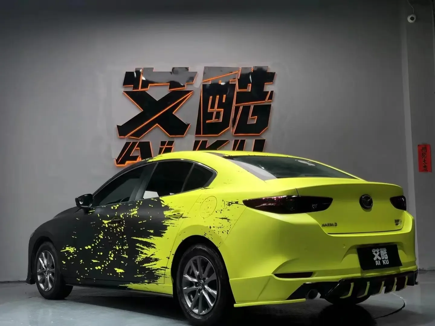 Stiker Vinyl Matte Film Pembungkus Mobil Kustom Holografik Camo Bunglon Hitam dan Kuning