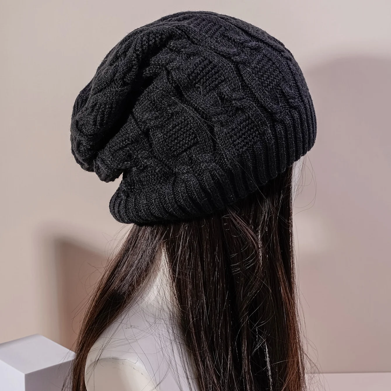 Three-dimensional twisted knot weaving with ribbed edge for a pile-up hat with a laid-back style for commuting and traveling.