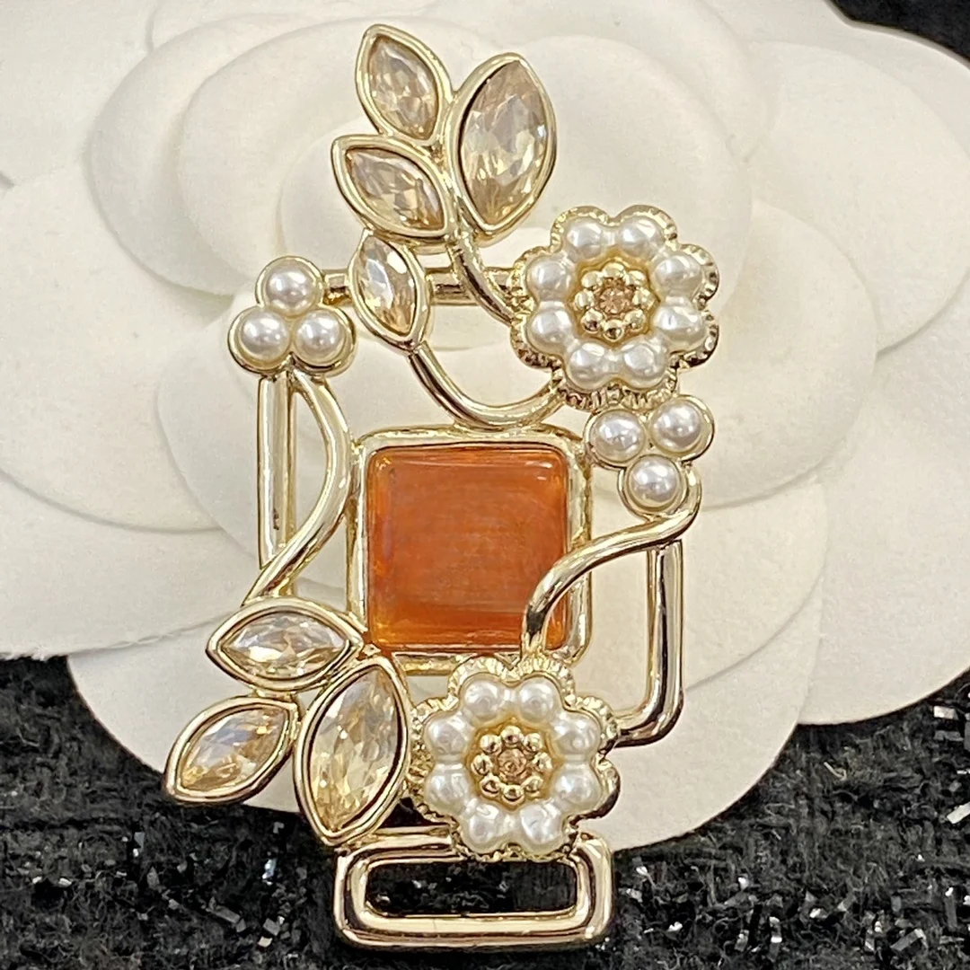 

European and American personality hollow perfume bottle pearl flower brooch