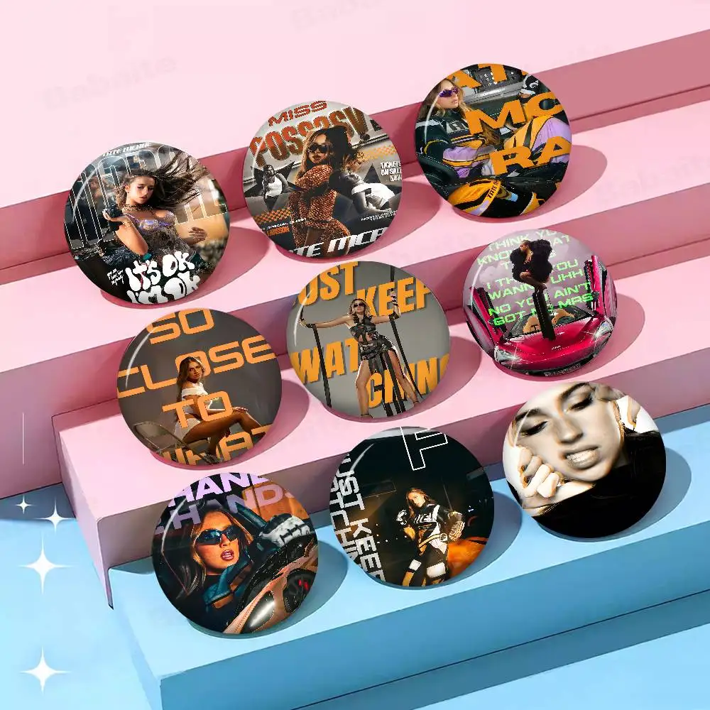 Singer T-Tate M-McRae SO CLOSE TO WHAT Round Brooches Handmade Pins for Backpack Jewelry Accessories Gifts Creative Badge