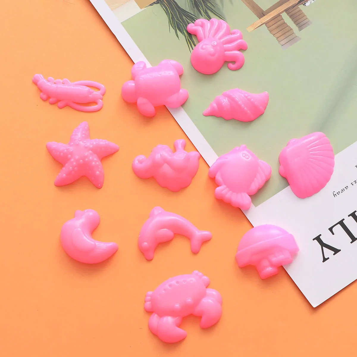 مجموعة قوالب رمل الشاطئ مكونة من 12 قطعة للأطفال مع أشكال حيوانات محيطية متنوعة تحفز الإبداع في اللعب والتعلم في الهواء الطلق