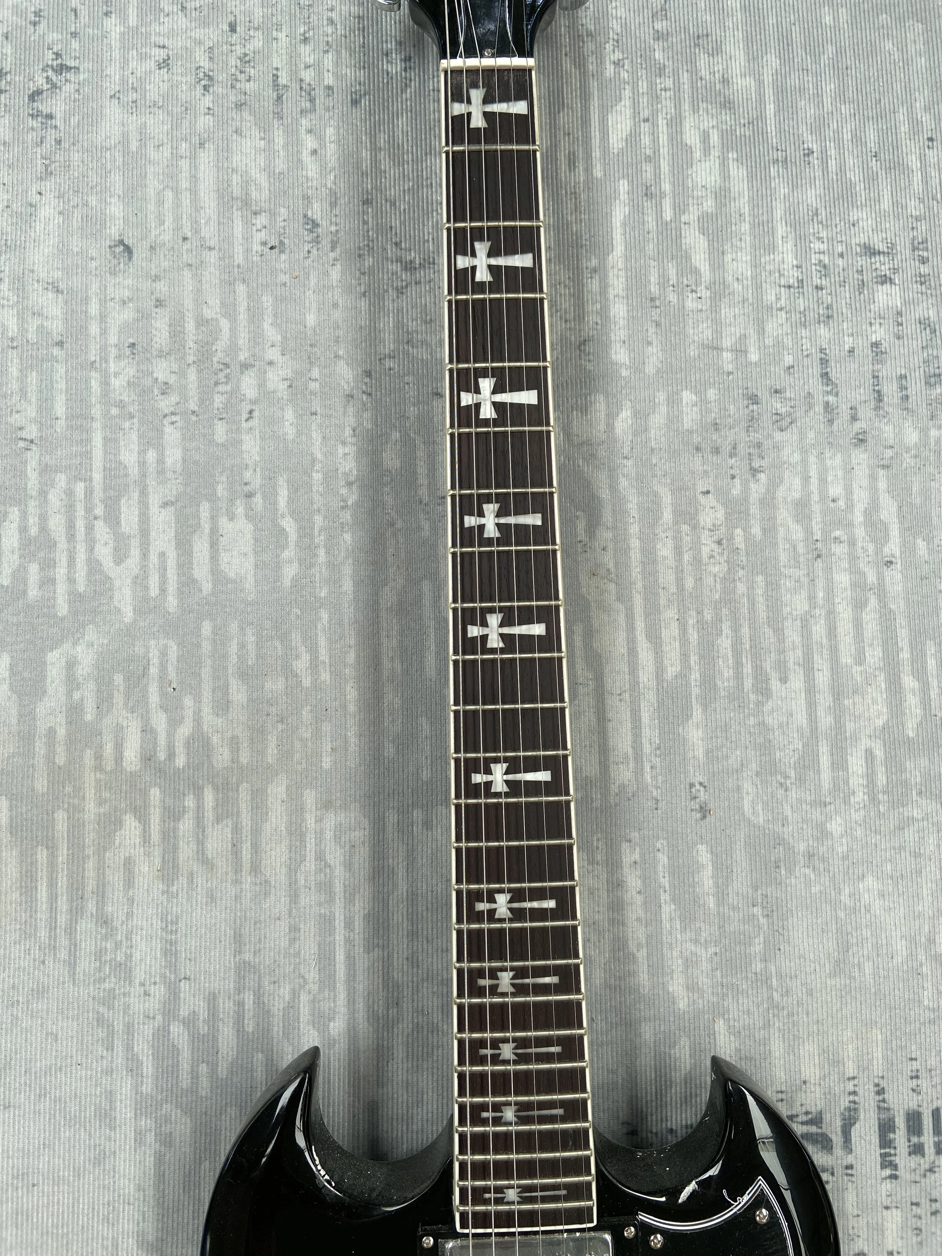 Electric guitar made in China .Black. Lightning set have logo! High quality mahogany body. In stock,  G18