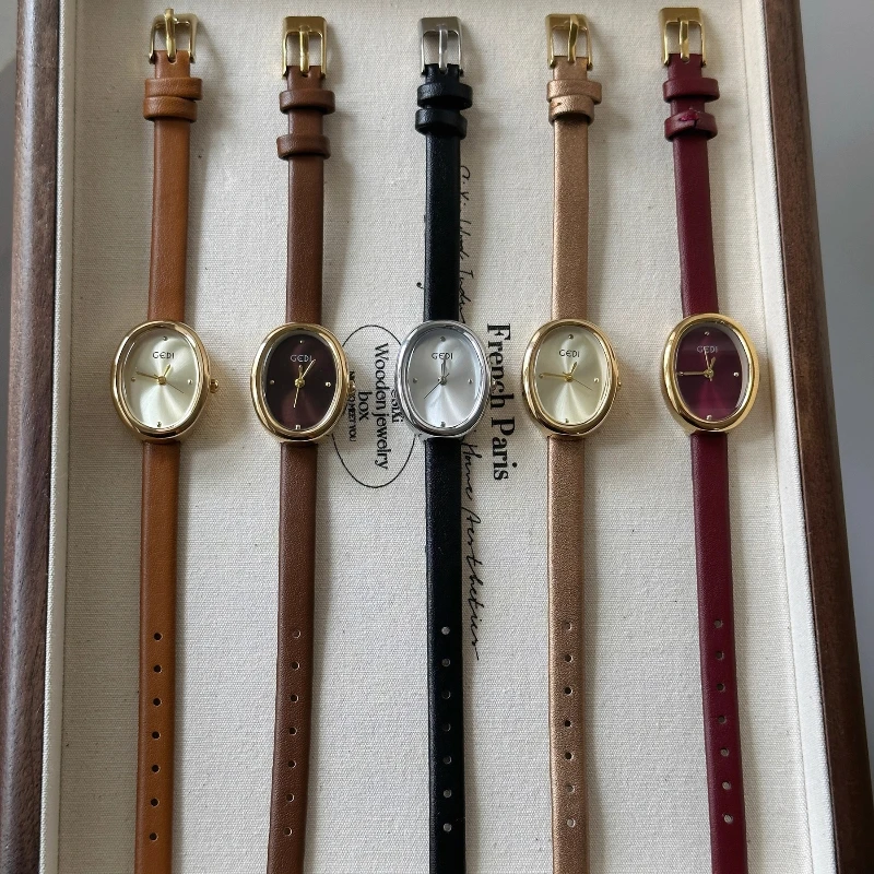 ساعة ريترو براون للنساء 2025 جديدة فاخرة بيضاوية صغيرة الطلب موضة جلدية السيدات ساعة ذهبية الراقية ساعة كوارتز