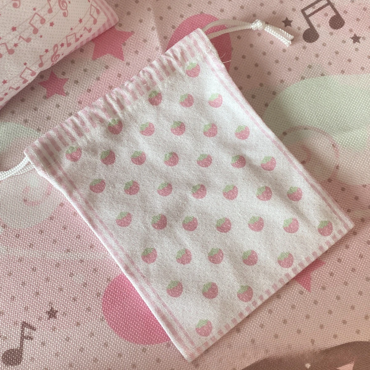 Multifunctional Strawberry Print Storage Drawstring Bag for Women Portable Travel Storage Pouch Cute Makeup Bag Candy Organizer