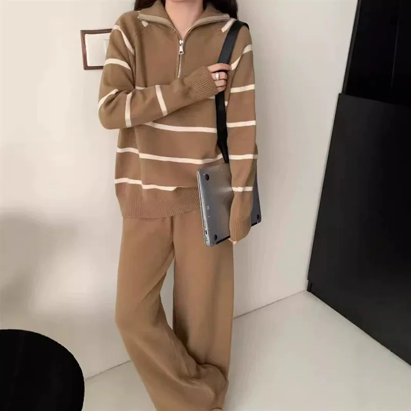

Корейский повседневный свободный полосатый вязаный пуловер с длинными рукавами и лацканами на молнии + длинные брюки с эластичной резинкой на талии, комплект из 2 предметов, женский осенне-зимний комплект