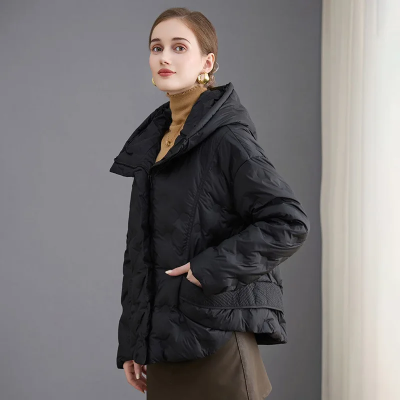 سترة نسائية لخريف وشتاء 2025 بغطاء للرأس سترة بيضاء مبطنة بالبط