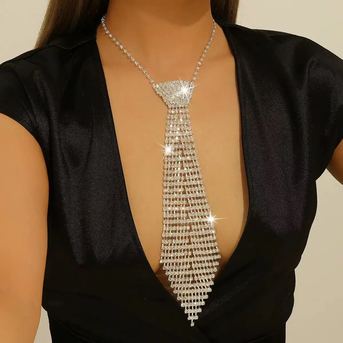 Fashionable women's long tassel necktie necklace, luxurious sparkling rhinestone necklace, party accessories
