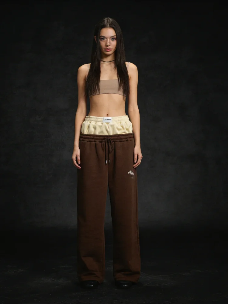 

Темные длинные брюки в повседневном стиле, широкие, с ремнями, подходят для осени и зимы.