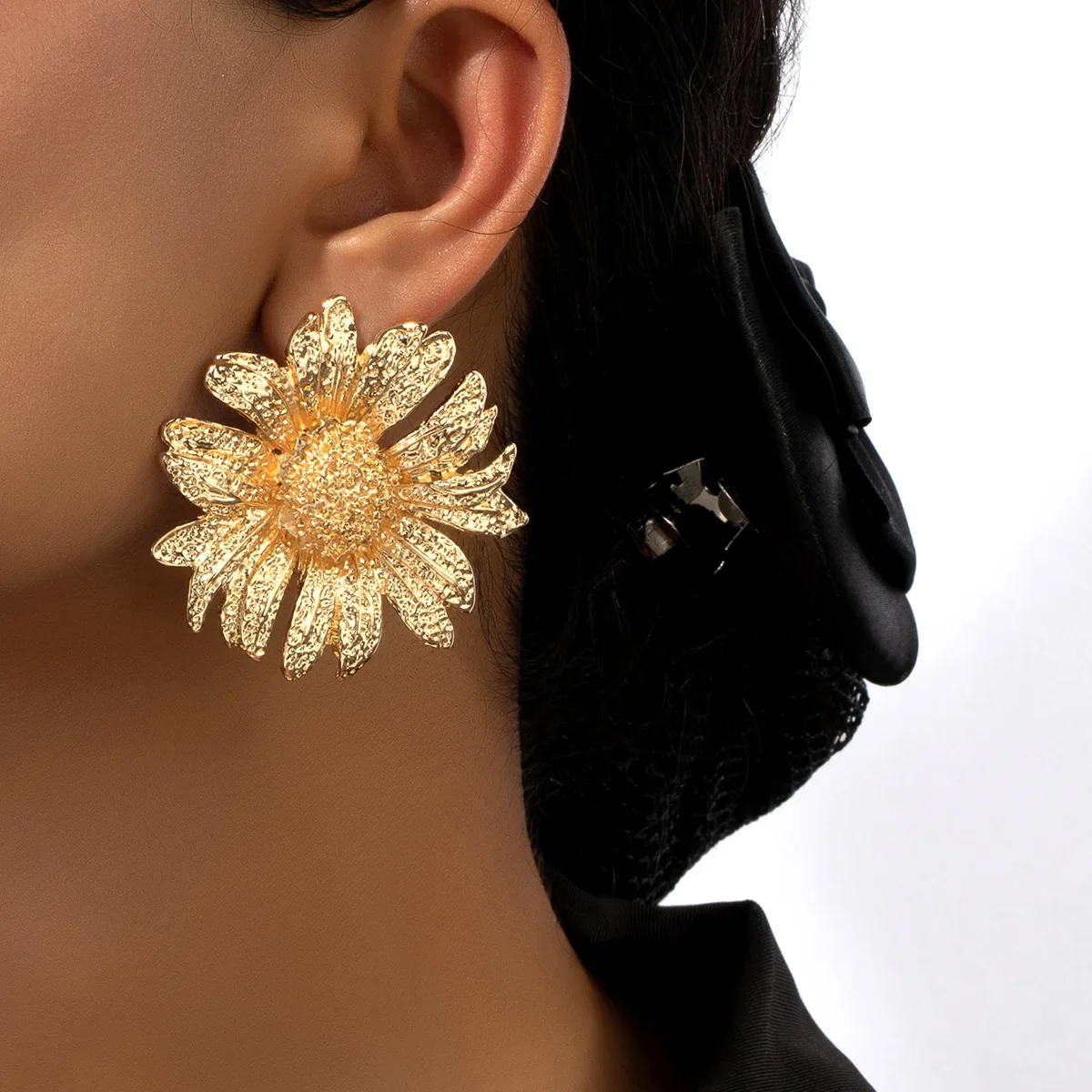 Retro Metal Sunflower Stud Earrings for Woman Wedding Exaggerated Gold-plated Holiday Ear Stud Vacation Jewelry Ear Accessories