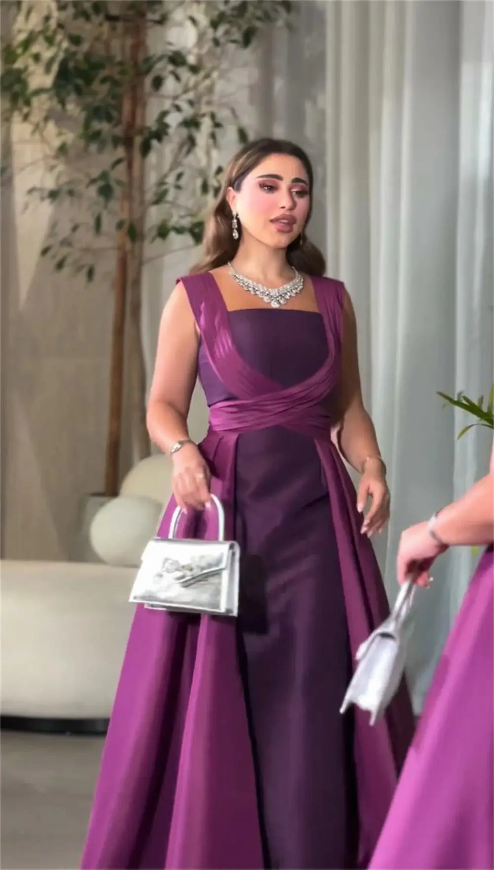 Maßgeschneidertes lila trägerloses A-Linien-Quinceanera-Kleid aus Satin mit Schleppe, ärmelloses Spaghetti-Kleid für besondere Anlässe, knöchellanges Kleid