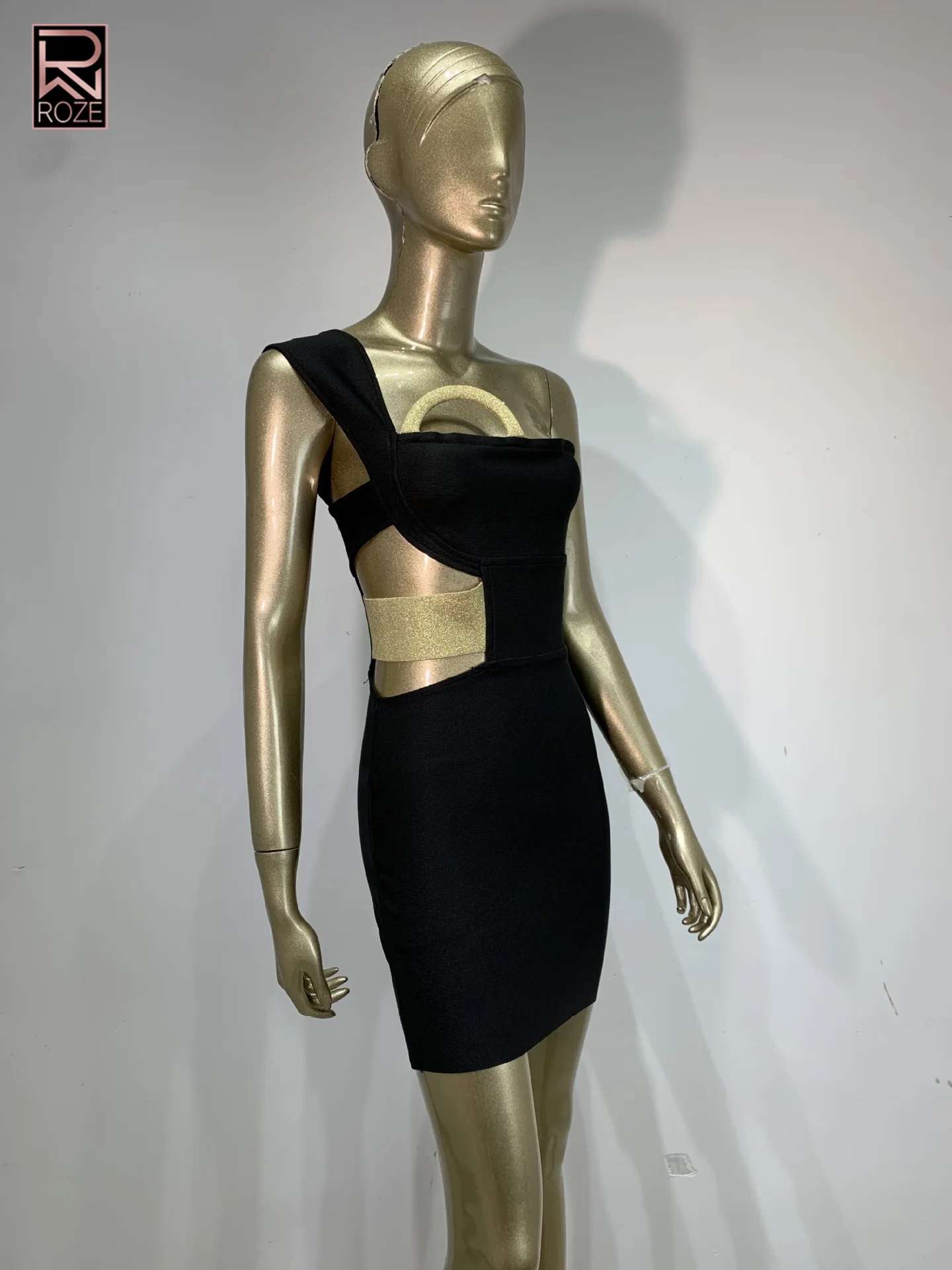 ROZE 2026 Tendências Preto Bandagem Mini Vestido de Um Ombro - Recorte Ouro Acento Feminino Festa/Data/Club Vestido de Noite