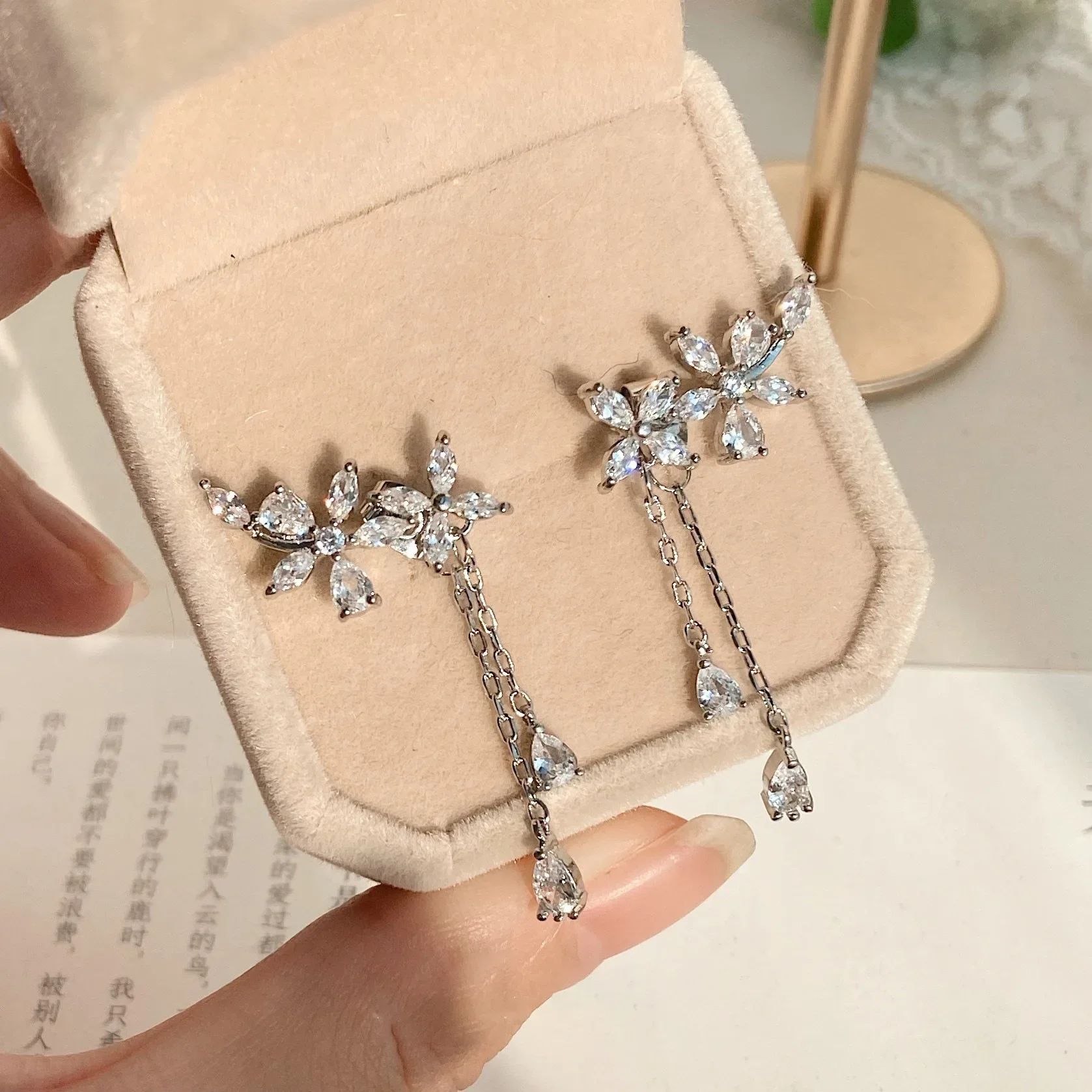 

Luxury Crystal White Flower Stud Earrings Multicolor Zircon Round Stone Earrings Charm Silver Color Wedding Earrings For Women