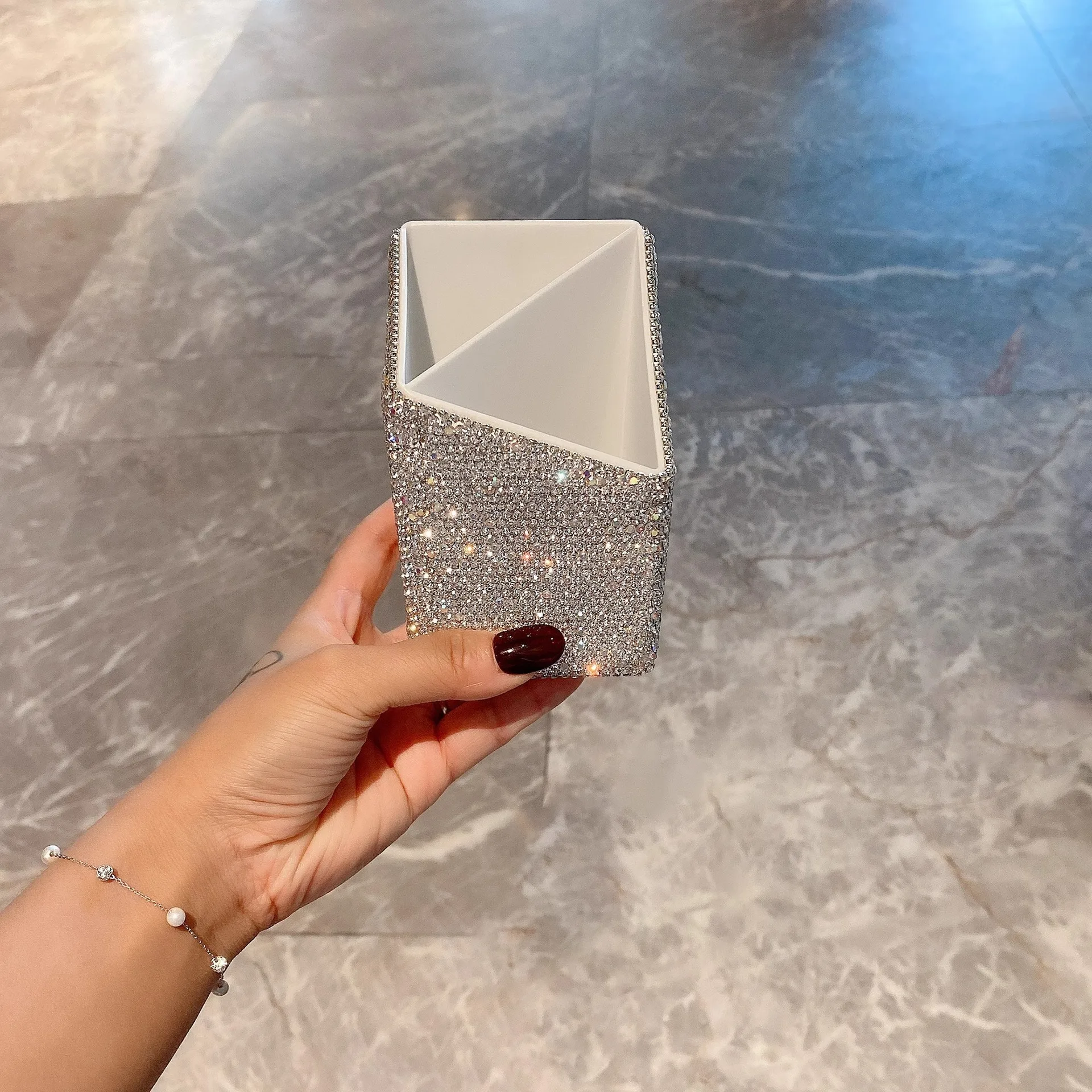 

Sparkling Diamond Pen Holders Organizer Holder Desk Storage round Container Pencil container Dispenser For Student Stationery