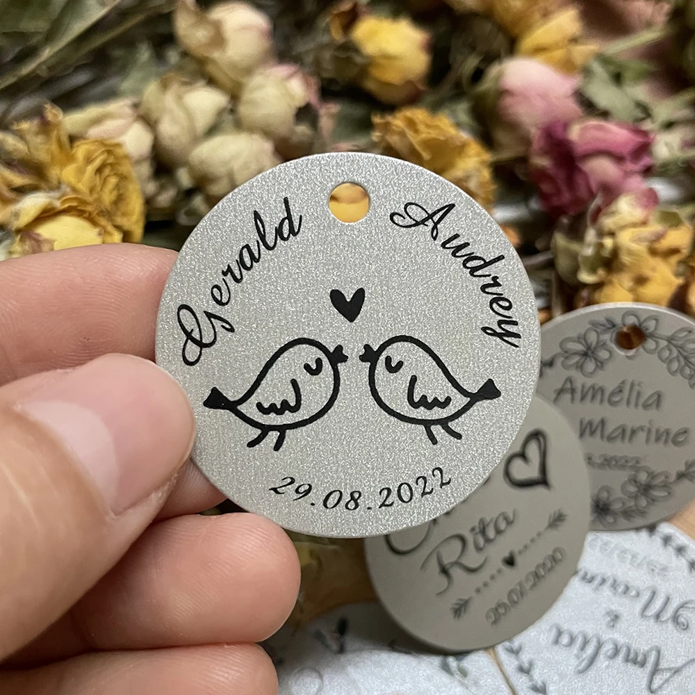 Etiquetas de papel Kraft grises personalizadas, etiquetas colgantes de favores de boda, logotipo de nombre de texto, etiquetas perforadas personalizadas