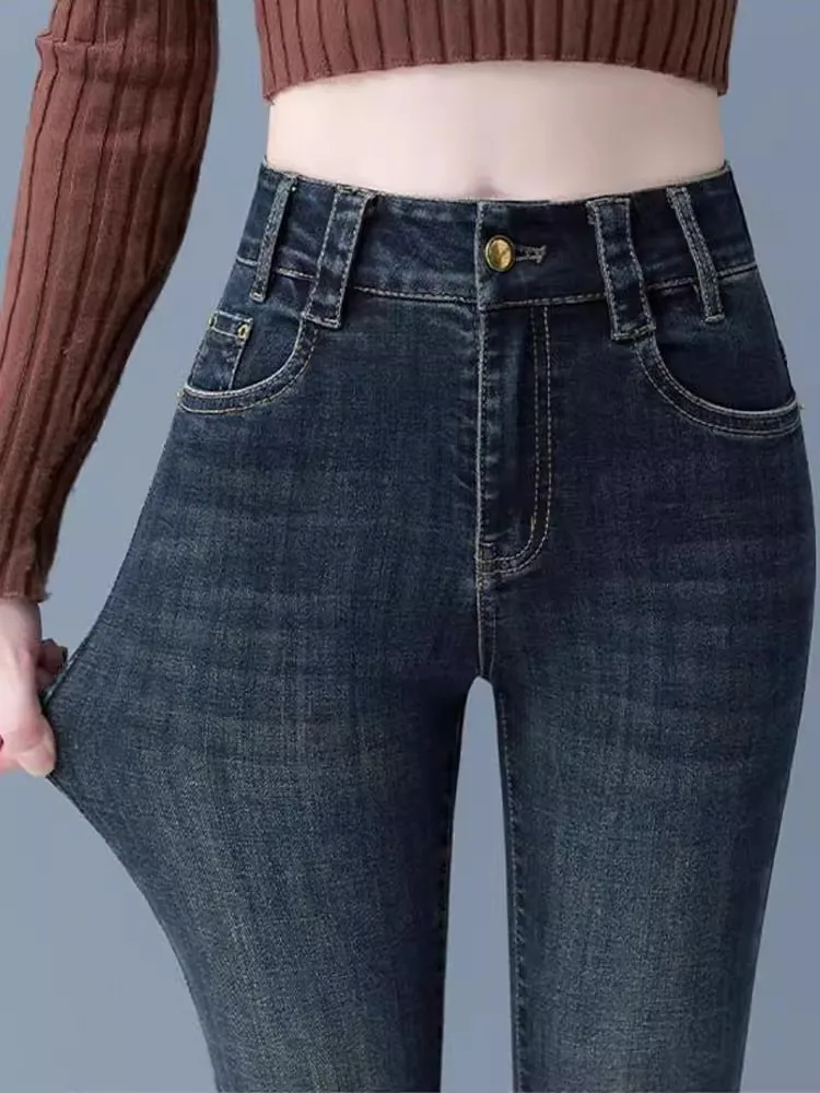 

Женские джинсы с высокой талией и микро-клешем, облегающие, с декоративными элементами, повседневные, осень 2025, новинка