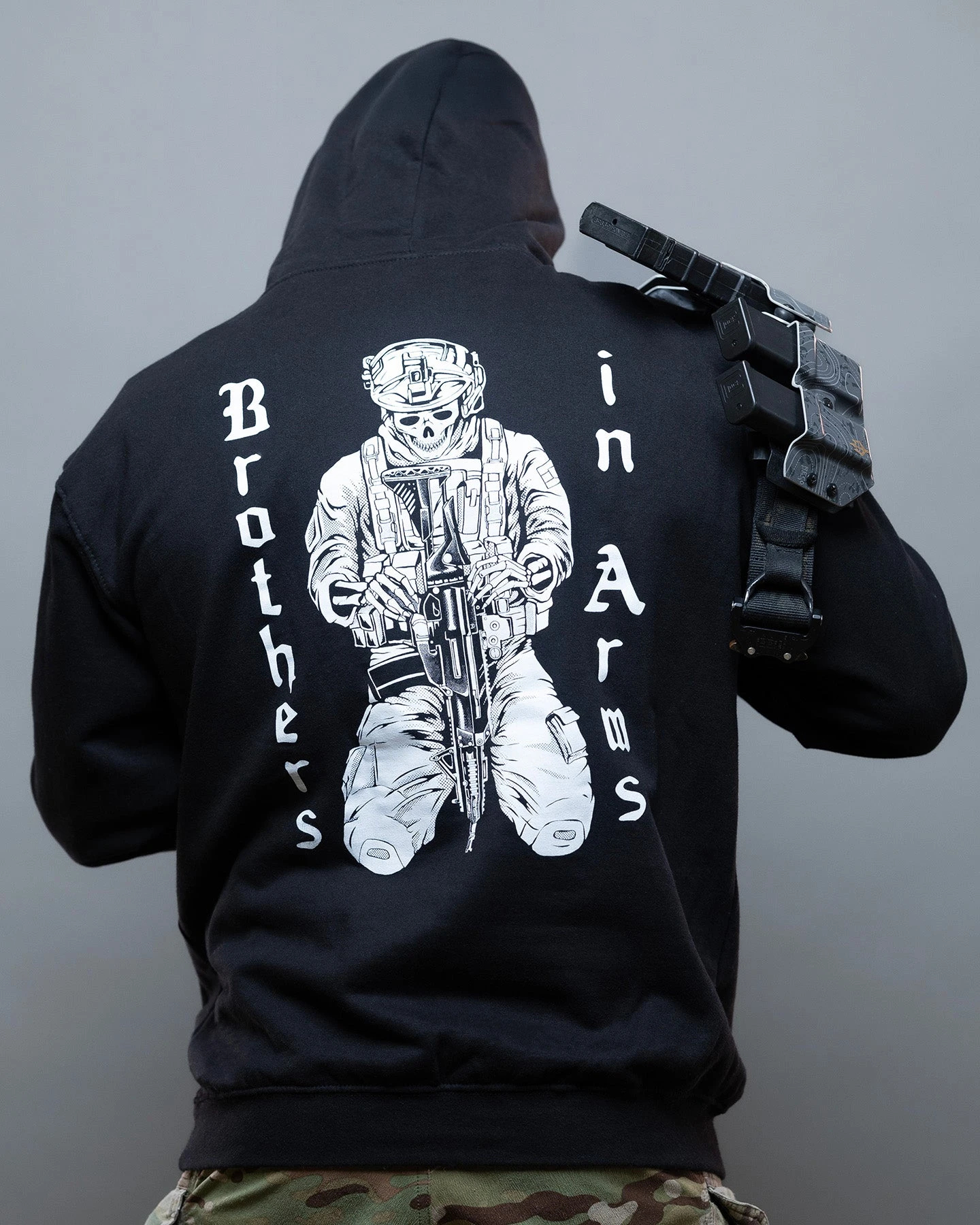 Brothers in Arms _ Hoodie aus Baumwolle mit Grafikdruck, hochwertiger Luxus-Unisex-Stil für Männer und Frauen – Detail 4