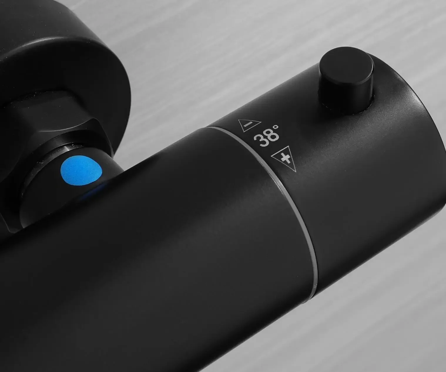 Set doccia a temperatura costante nero opaco esposto in acciaio inossidabile di lusso soffione a pioggia ultrasottile con palmare