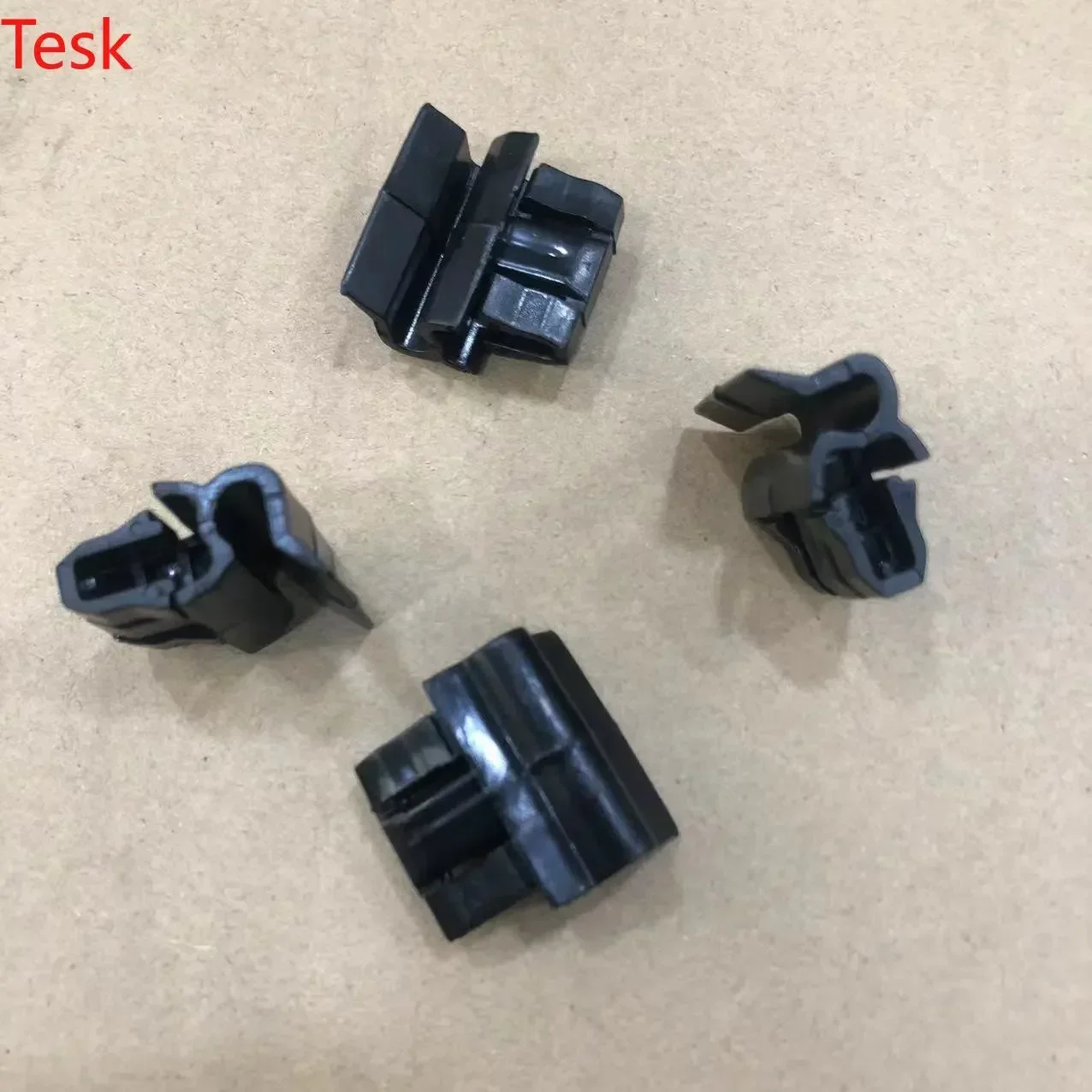 Applicable to Tesla Model 3 /Model Y front storage box clip left and right 1472872-00-B