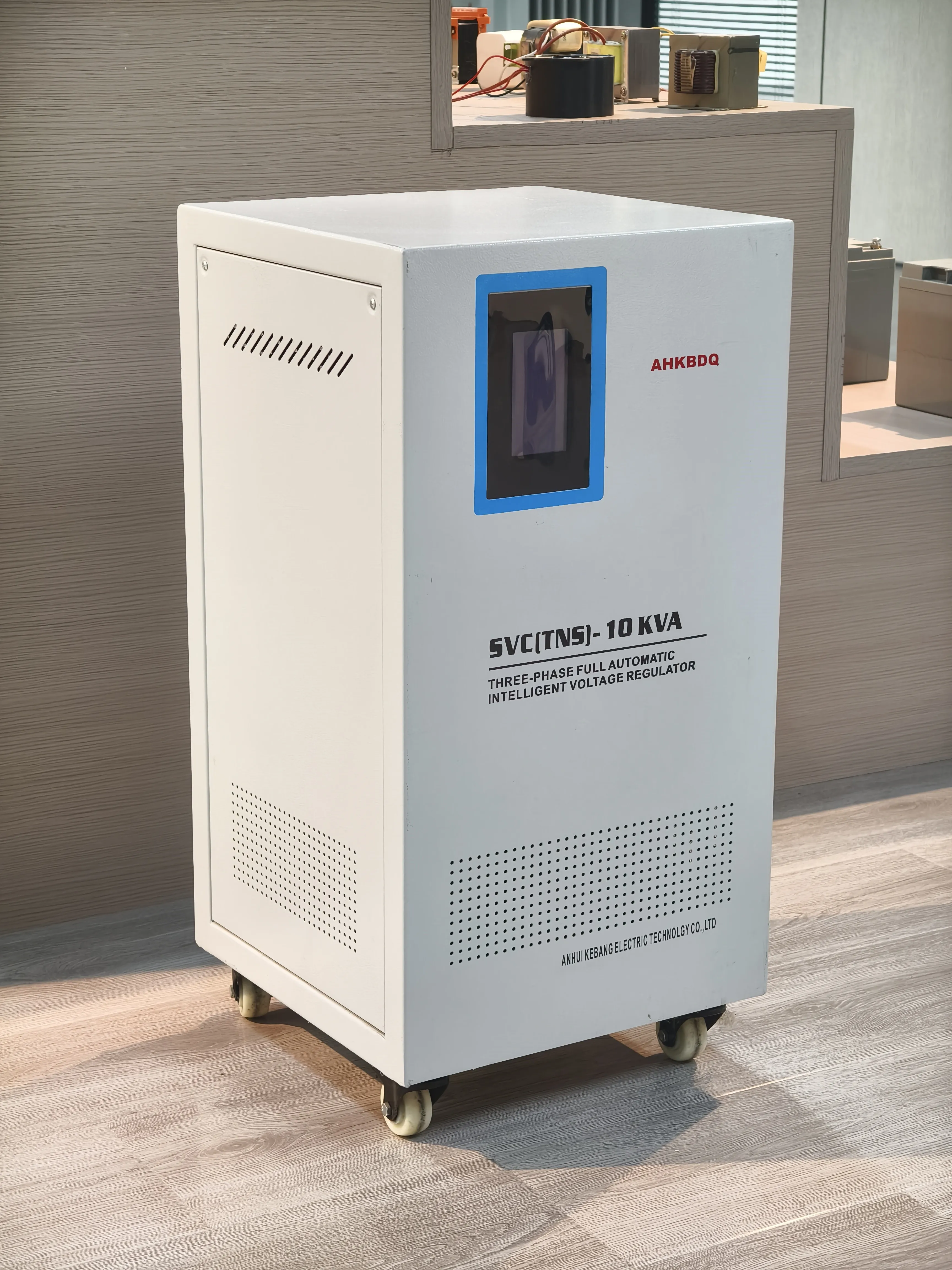 جودة عالية 20KVA 30KVA 40KVA 50KVA 380v ثلاث مراحل منظم جهد ذكي أوتوماتيكي مثبت