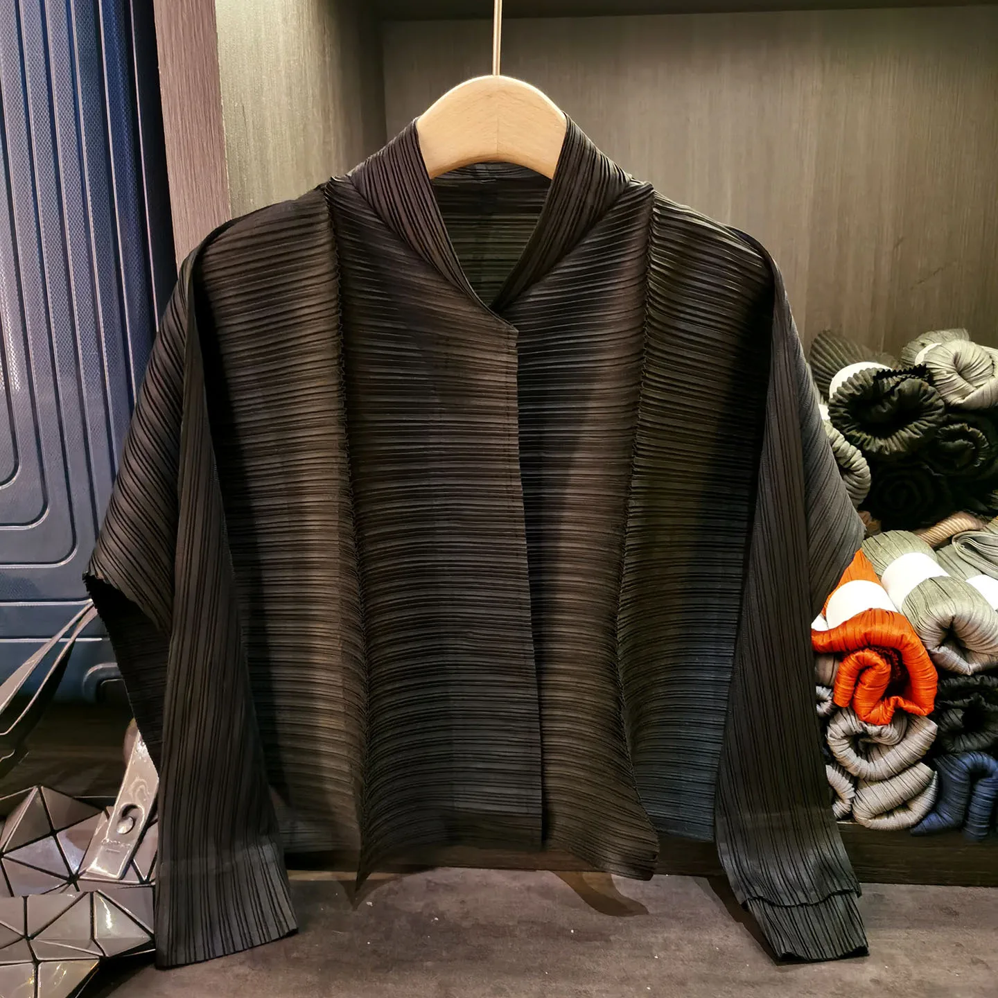 Miyake جديد الوقوف طوق أفقي مطوي الملمس طويلة الأكمام مطوي بلون مطوي تنوعا سترة سترة المرأة